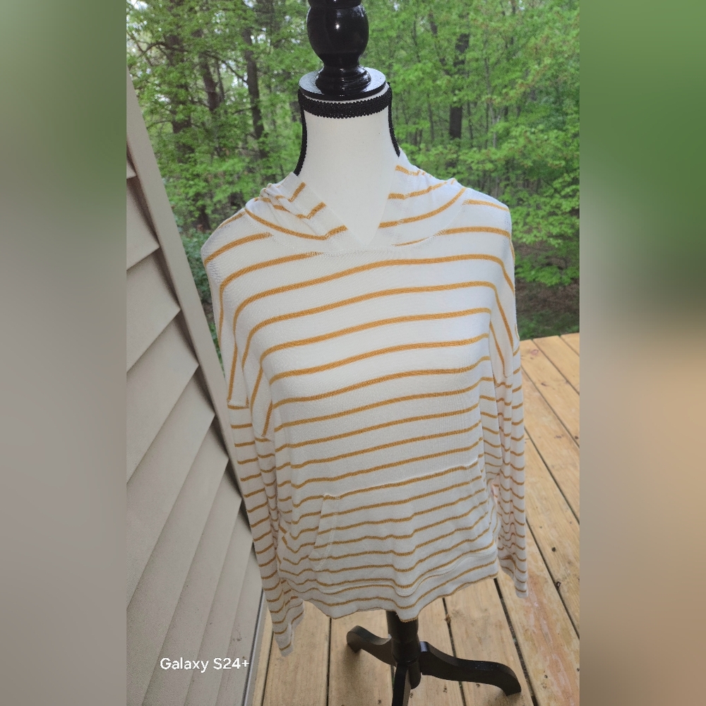 American Eagle Outfitters Soft & Sexy Plush in White and Gold